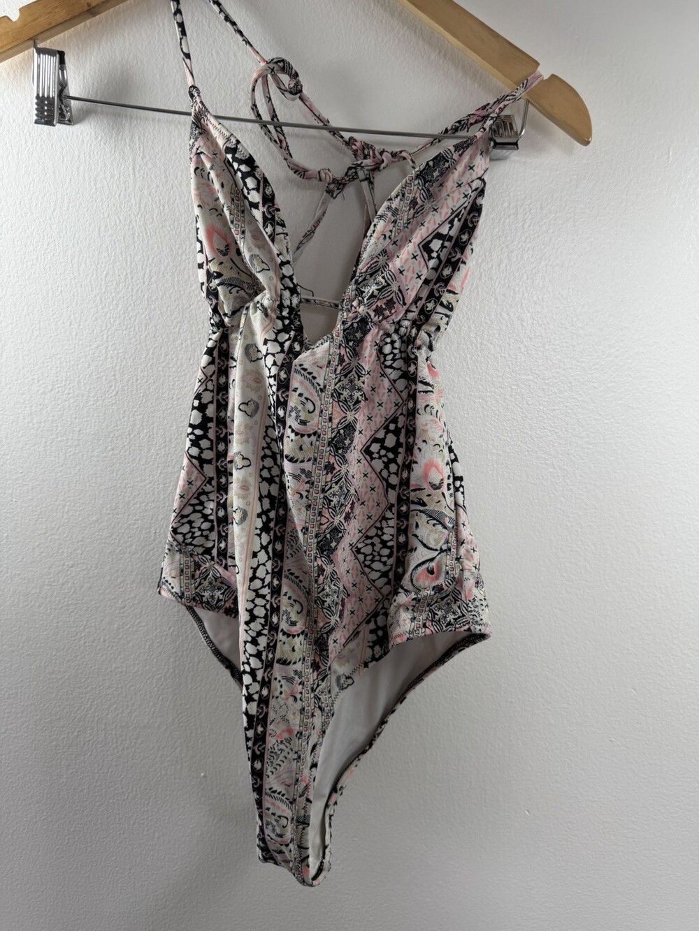 Victoria’s Secret Boho Paisley One Piece Swimsuit Halter Open Back Tassel Size S - Picture 7 of 10